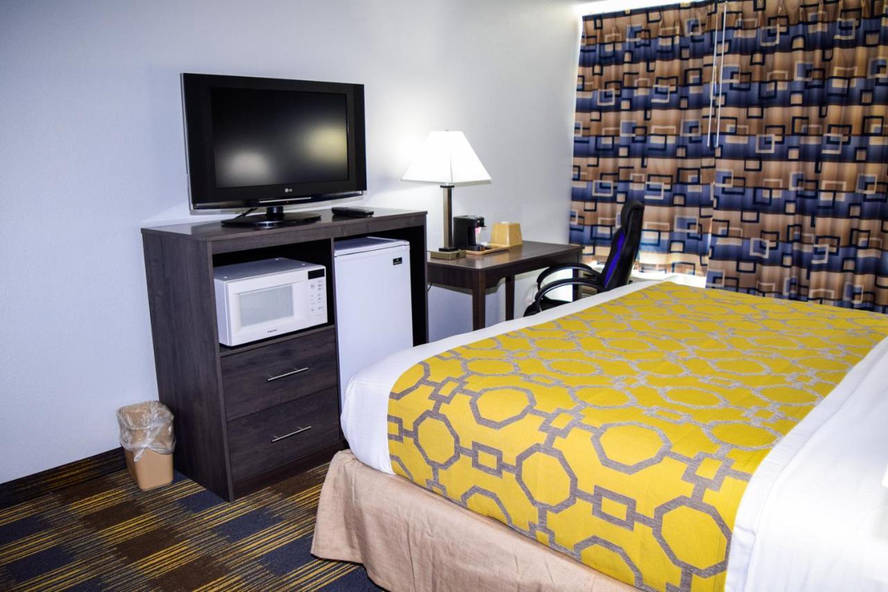 Baymont By Wyndham - Chicago - Addison - O'Hare Hotel Exterior photo
